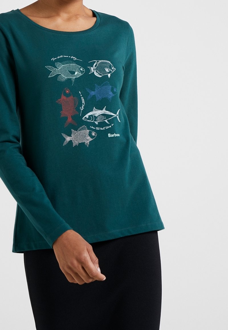 Türkises Langarmshirt mit einem Fischgrafikdruck in verschiedenen Farben und Stilen, mit rundem Ausschnitt und weicher Textur.