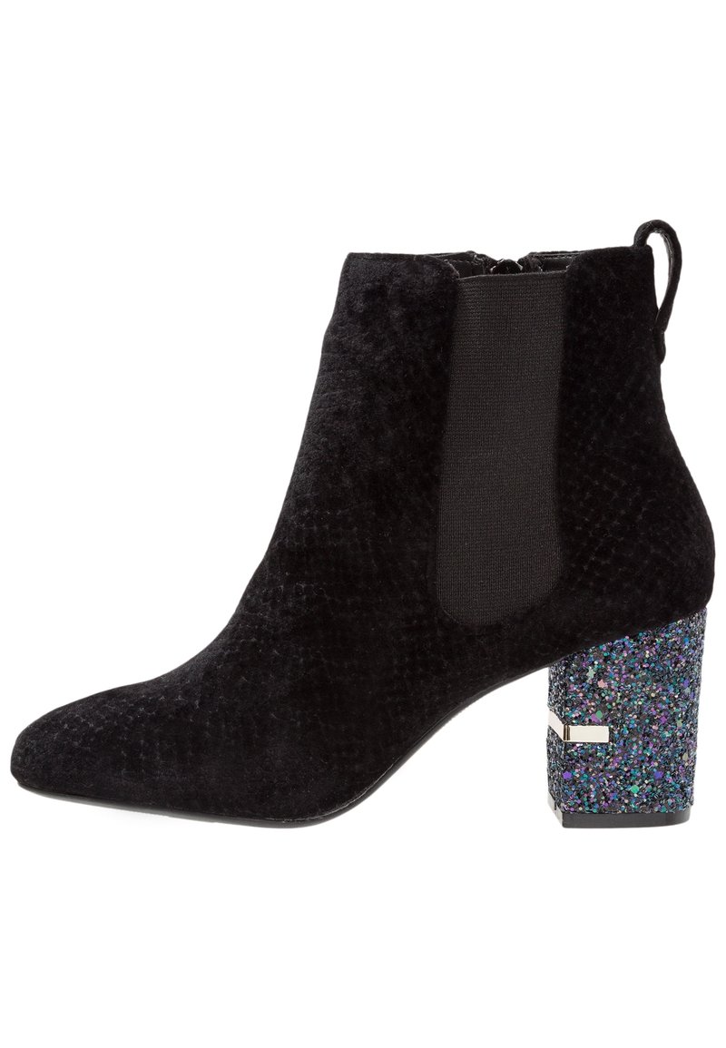 Bottines noires avec texture en cuir serpent, panneaux latéraux élastiques et un talon block en paillettes multicolores scintillantes. Design à bout pointu.