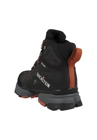 Schwarzer Wanderschuh mit strukturiertem Obermaterial, orangen Akzenten, flexibler Sohle und wasserdichtem Material. Verfügt über einen gepolsterten Schaft und robuste Schnürsenkel.
