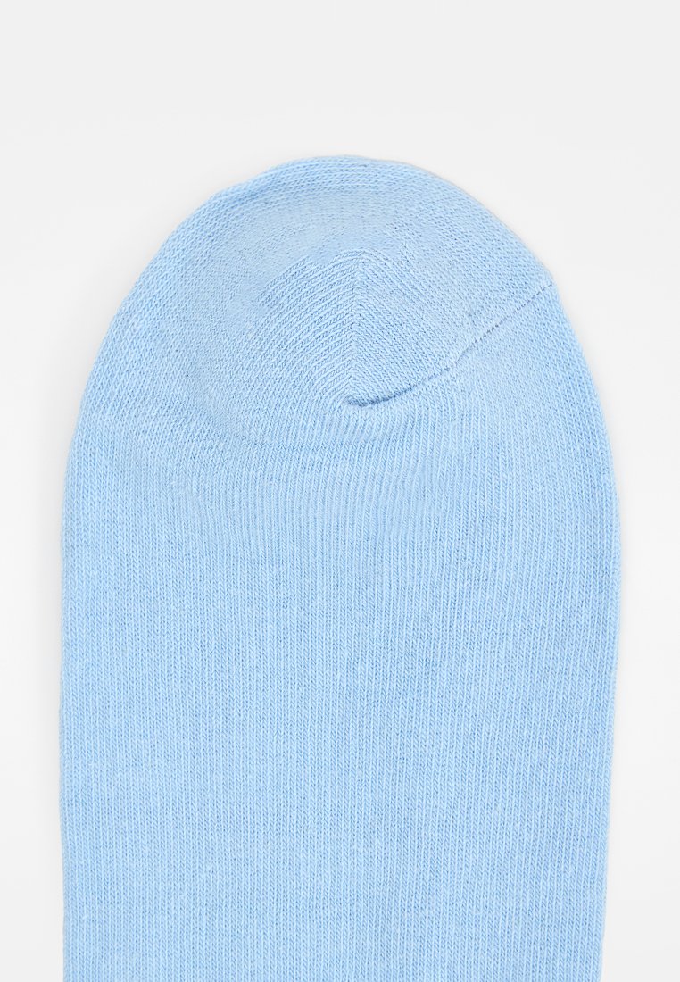 Lichtblauwe sok met een gladde textuur en een ronde teen. De stof lijkt gebreid met een consistente steekpatroon.