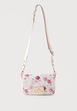 Bolso bandolera blanco con estampado de flores rosas y cierre de metal en tono dorado, correa ajustable para el hombro y superficie de tela texturizada.