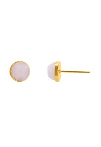 Ohrringe mit goldfarbener Beschichtung, die runde und facettierte, hellrosa Steine in schlichten, glatten Fassungen zeigen. Minimalistisches Design.