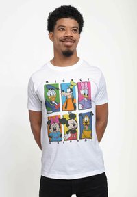 Biała koszulka z kolorowymi nadrukami postaci z kreskówek: Myszka Mickey, Minnie, Donald, Goofy, Daisy i Pluto ułożone w siatkę.