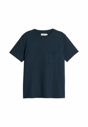 Granatowy t-shirt z krótkim rękawem i okrągłym dekoltem, z małą kieszonką na piersi po lewej stronie, przedstawiony na białym tle.