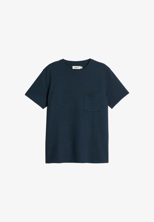 Marineblauw T-shirt met korte mouwen en een ronde hals, met een klein borstzakje aan de linkerkant, afgebeeld op een witte achtergrond.