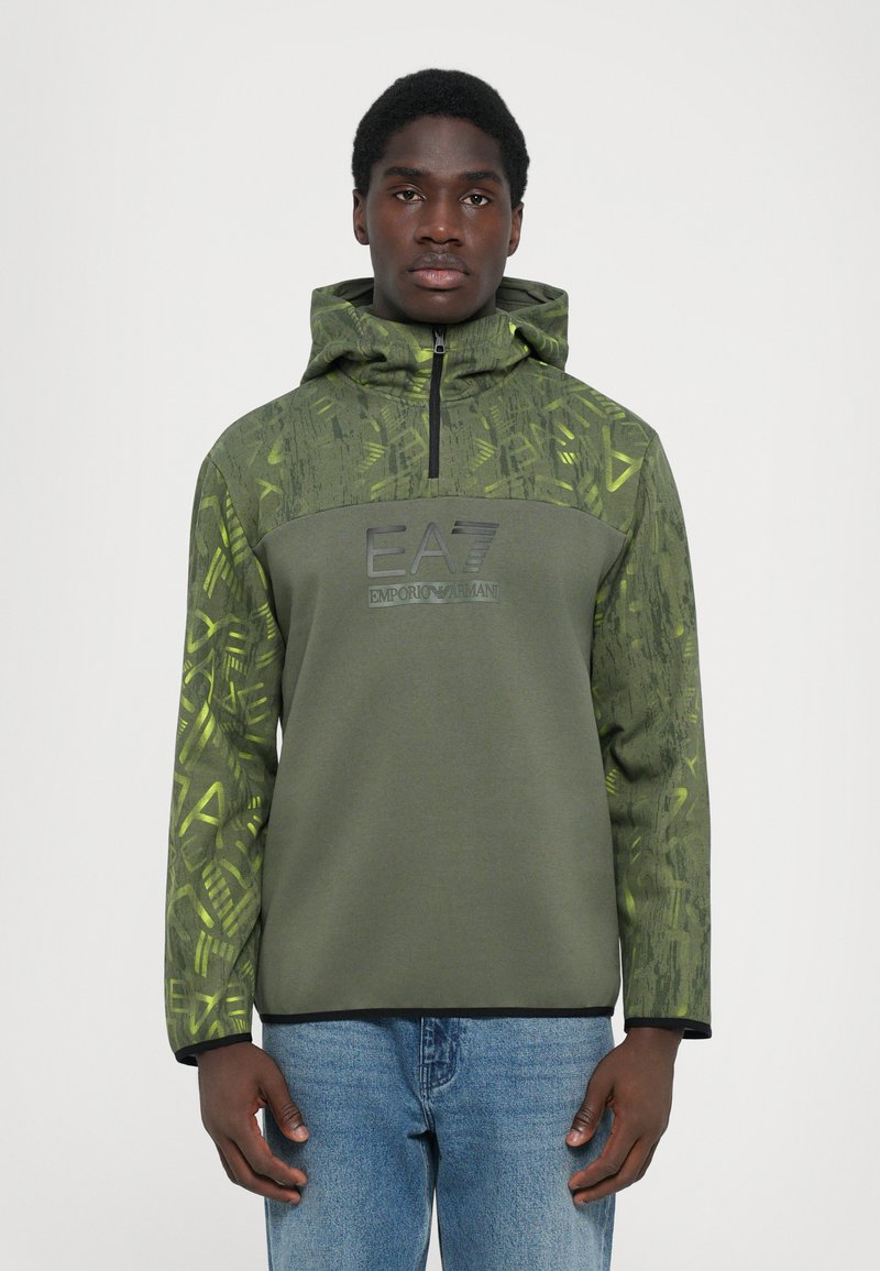 Sweatshirt com capuz em verde-oliva com um estampado texturizado em verde mais claro. Apresenta um fecho de correr de um quarto e um logótipo no peito. Tecido suave.