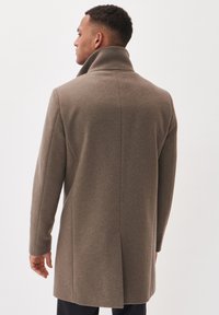 Brauner Wollmantel mit hohem Kragen und geradem Schnitt. Verfügt über einen Mittelrücken-Schlitz und maßgeschneiderte Nähte für eine strukturierte Passform.