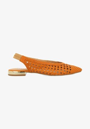Chaussure slingback tissée orange avec bout pointu et talon plat accentué d'or. Présente un motif texturé et des côtés ouverts pour la respirabilité.