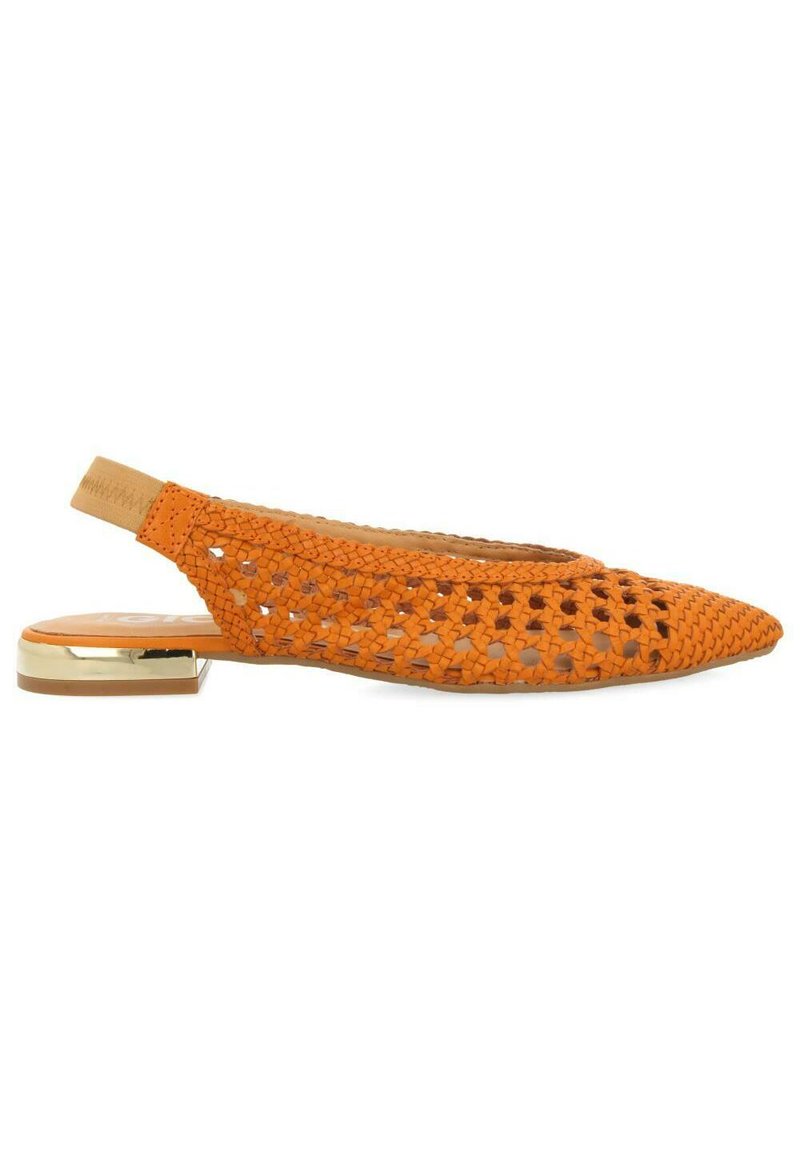 Zapato de slingback tejido en naranja con punta afilada y tacón plano con detalles dorados. Presenta un patrón texturizado y lados abiertos para mayor transpirabilidad.