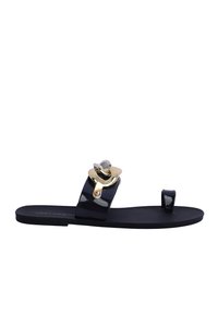 Sandalias planas negras con acabado brillante, que cuentan con un detalle en hebilla y lazo en la correa de tono dorado. Suela de goma con un diseño minimalista.