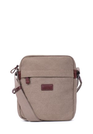 Petit sac bandoulière rectangulaire en toile beige avec sangle réglable, détails en cuir marron, poche avant zippée et patch avec le logo de la marque.