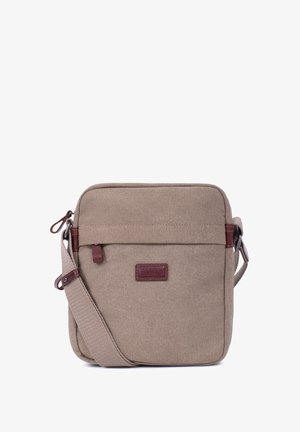 Petit sac bandoulière rectangulaire en toile beige avec sangle réglable, détails en cuir marron, poche avant zippée et patch avec le logo de la marque.