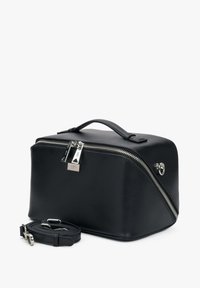 Černá kožená crossbody taška se strukturovaným designem, obsahující horní rukojeť, dvojitý zip a odnímatelný ramenní popruh pro všestrannost.