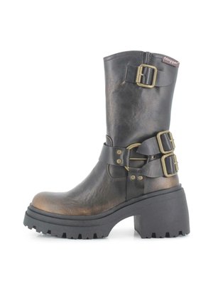 Bota de cuero negro hasta la rodilla con acentos metálicos, suela de goma gruesa y dos hebillas laterales. Presenta una puntera redonda y acabado texturizado.