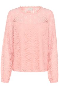 Haut en dentelle rose clair avec des manches longues, un col rond et des bords festonnés. Motif floral complexe sur l'ensemble du tissu.