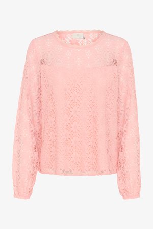 Haut en dentelle rose clair avec des manches longues, un col rond et des bords festonnés. Motif floral complexe sur l'ensemble du tissu.