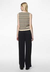 Pieces PCNISA VEST - Vest - cloud dancer/black