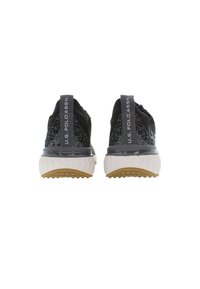 Mustat urheilukengät, joissa on siloittava päällinen ja harmaat yksityiskohdat. Varustettu kumipohjalla, paksulla vaimennuksella ja takana oleva vetotappi brändäyksellä.