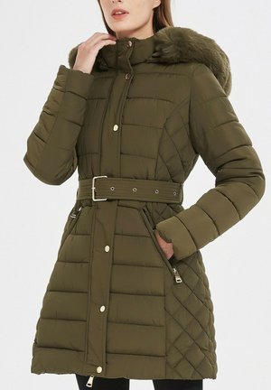 Doudoune verte olive avec une taille ceinturée, capuche en fausse fourrure et motif matelassé. Comprend des poches zippées et un col haut.