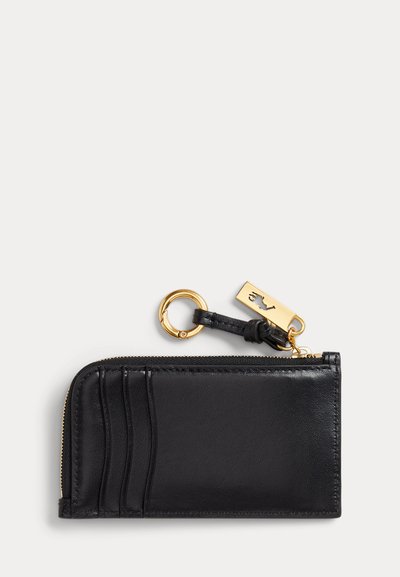 Μαύρο πορτοφόλι από δέρμα με φερμουάρ, τέσσερις θήκες για κάρτες, χρυσό φερμουάρ και προσαρτημένο χρυσό μπρελόκ με ετικέτα λογότυπου.