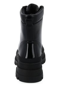 Czarne skórzane botki za kostkę o gładkim wykończeniu, grubej gumowej podeszwie, wyściełanym kołnierzu oraz z tylną pętlą, która ułatwia zakładanie i zdejmowanie.