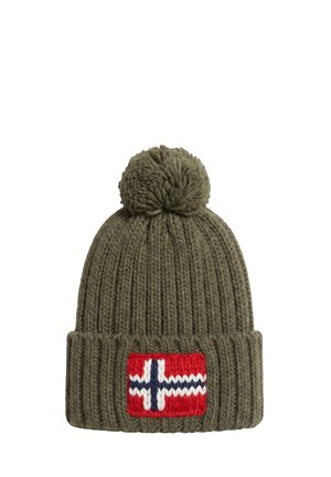 Olivgrüne gestrickte Wintermütze mit Bommel oben und einem gestrickten Aufnäher der norwegischen Flagge am umgeschlagenen Bund.