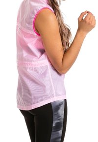 Gilet senza maniche rosa realizzato in un tessuto leggero e lucido. Presenta un motivo a righe e una vita elasticizzata, abbinato a leggings neri con una finitura lucida sul lato.