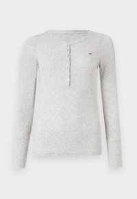 Šedý dlouhý rukáv top vyrobený z ribbované látky, s knoflíkovým výstřihem Henley a malým vyšitým logem na hrudi.