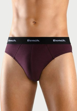 Bordeaux herenslip met een zwarte elastische tailleband met het "Bench." logo in het wit. Glad materiaal met een gecontourde vorm.