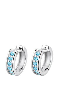 Sølv hoops øreringe med en række af blå og klare ædelsten indsat i et poleret bånd. Stemplet med "925" som angiver sølvindhold.