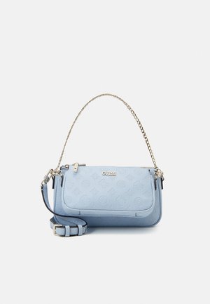 Sac à main Guess bleu clair avec motif de logo embossé, anse chaîne dorée, poche avant zippée et bandoulière ajustable sur fond blanc.
