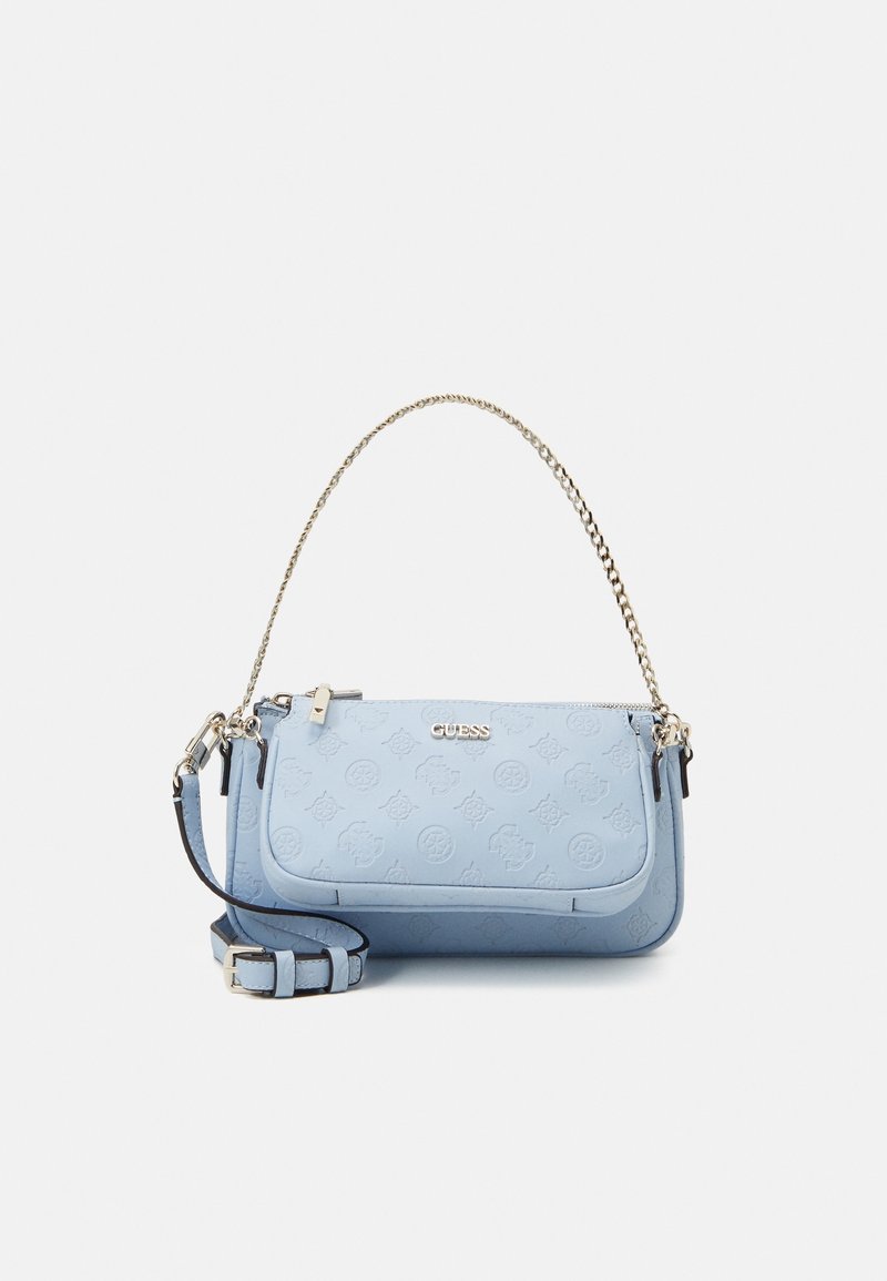 Sac à main Guess bleu clair avec motif de logo embossé, anse chaîne dorée, poche avant zippée et bandoulière ajustable sur fond blanc.