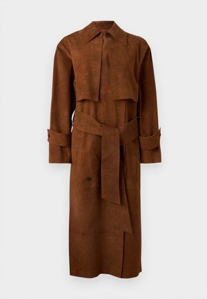 Casaco trench castanho de camurça com gola, mangas compridas, cinto atado à cintura e punhos com botões; apresenta um design em camadas e um corte de comprimento médio.