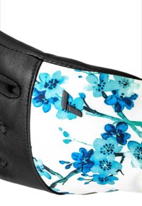 Schwarzes Lederprodukt mit floralen Motiven in Blau und Türkis auf weißem Stoff, mit einem dezenten Logodetail.