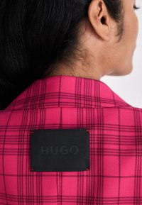 HUGO AKESI - Halflange jas - pink