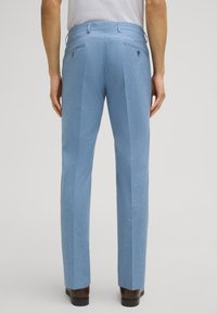Helleblaue maßgeschneiderte Hose aus strukturiertem Stoff, mit zwei Gesäßtaschen und geradem Bein.