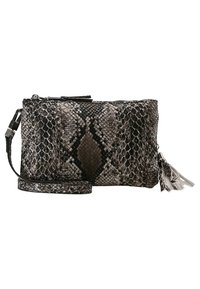Clutch con stampa serpente in grigio e nero, con chiusura a zip, tracolla removibile e dettaglio decorativo con nappina. Materiale sintetico testurizzato.