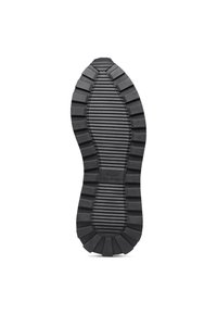 Suola di scarpa in gomma nera con un motivo testurizzato e scanalato. Presenta una forma arrotondata e una leggera curvatura, contrassegnata dal logo "VOILE BLANCHE".