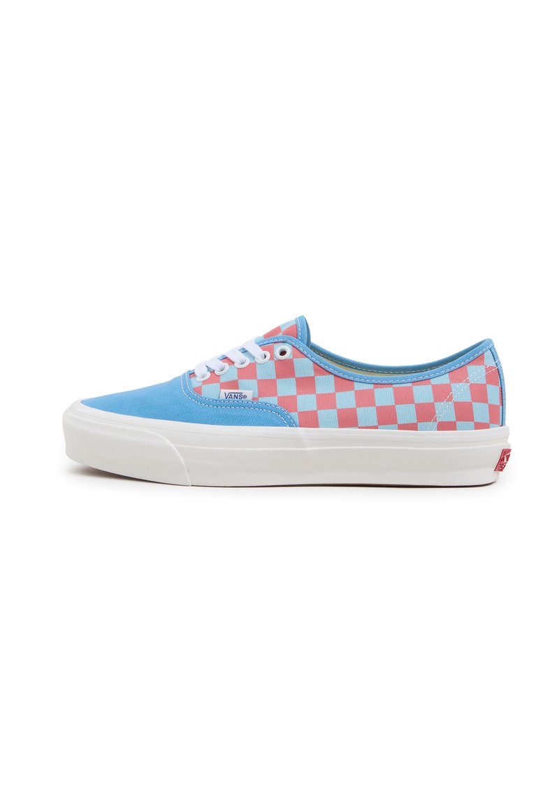 Zapatillas de lona azules con un patrón de tablero de ajedrez en rosa y azul, suela de goma blanca, cordones y logo de Vans en el lado.