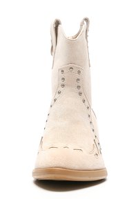 Stivaletti beige in suede con borchie metalliche decorative lungo il lato, punta tonda e suola chiara, dotati di una linguetta sul retro.