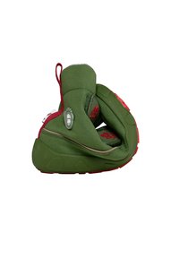 Grüne Schuhe mit roten Akzenten, aus Wildleder und Gummi. Verfügt über ein schlankes Design und eine strukturierte Sohle für besseren Halt.