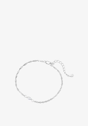Bracelet en argent torsadé avec une perle lisse et réfléchissante comme accent et une fermeture à fermoir. Chaîne ajustable avec une petite étiquette ronde pour un détail supplémentaire.