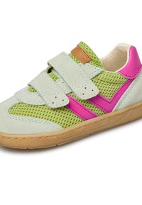 Chaussures de sport vertes et roses en matériau en maille, avec des bandes Velcro, des accents en daim et une semelle en caoutchouc texturé. Design de color blocking notable.