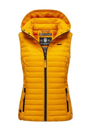 Ærmeløs gul quiltet vest med hætte, frontlynlås, to lynlåslommer i siderne og sort logopatch på brystet.