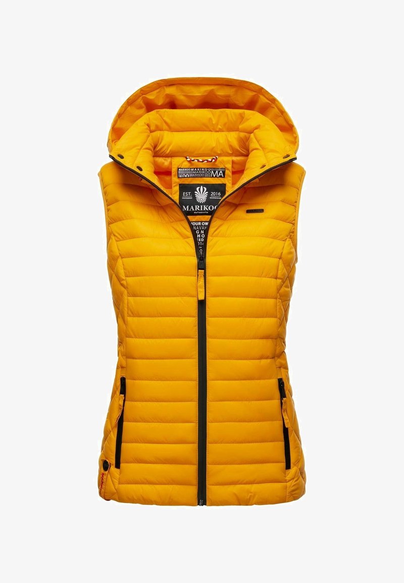Veste matelassée jaune sans manches avec capuche, fermeture éclair à l'avant, deux poches latérales zippées et patch logo noir sur la poitrine.