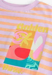 Next REGULAR FIT - GRAPHIC - T-shirt med print - purple orange
