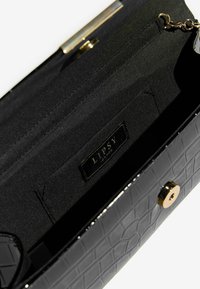 Musta patentoitu nahkakäsilaukku krokotiilin pintakuviolla, kultaisilla yksityiskohdilla ja sisäisellä liukupussilla, jossa on logopatch.