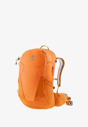 Oranger Rucksack mit einem strömungsförmigen Design, ausgestattet mit reflektierenden Akzenten, Netzpolsterung an den Gurten und mehreren Reißverschlusstaschen.