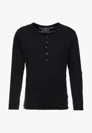 Czarna, długa koszula z długim rękawem o okrągłym dekolcie, z plisą z sześcioma guzikami i miękkim, teksturowanym materiałem.