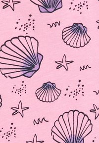 Gentagende mønster af lilla muslinger og stjerner på en pink baggrund, med varierende størrelser og dekorative prikker. Blød tekstilstruktur.